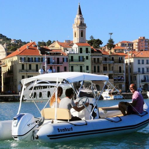 Questa estate perché non noleggi un gommone per andare alla scoperta delle insenature e spiaggette più belle del Mar Ligure di Ponente?