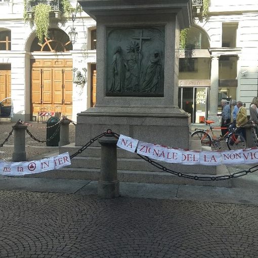 Anche Torino aderisce alla &quot;Giornata della non violenza&quot;: striscione in piazza Carignano