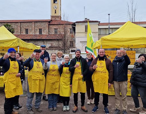 persone vestite di giallo in gruppo davanti a un gazebo