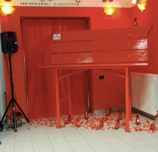 Una panchina rossa gigante inaugurata alle Vallette : è il simbolo contro la violenza sulle donne