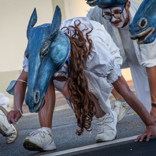 Puppet di carta pesta in sfilata a Venaria e Torino per aprire il Festival Incanti