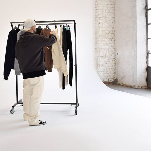 Pantalón Brand, lo streetwear oversize firmato da Gianmarco Losito