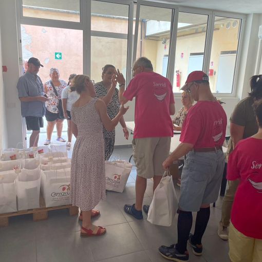 A Carmagnola pacchi alimentari distribuiti da diversamente abili a persone in difficoltà economica