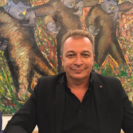 Uomo elegante che sorride