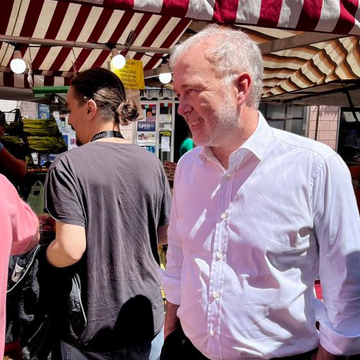 Paolo Damilano al mercato di piazza Foroni: &quot;Il voto delle Europee fondamentale per il futuro di tutti noi&quot;