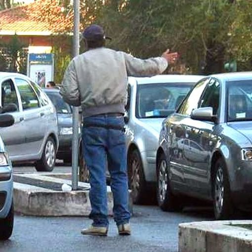 Parcheggiatori abusivi fuori dagli ospedali a Torino: interviene la polizia municipale