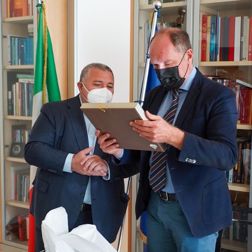 due persone che si stringono la mano