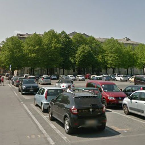 Valzer di colori a Pinerolo: piazza “Fontana” si fa tutta blu e III Alpini bianca