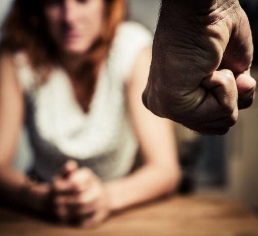 Sequestra e picchia l’ex moglie: arrestato l’ex convivente