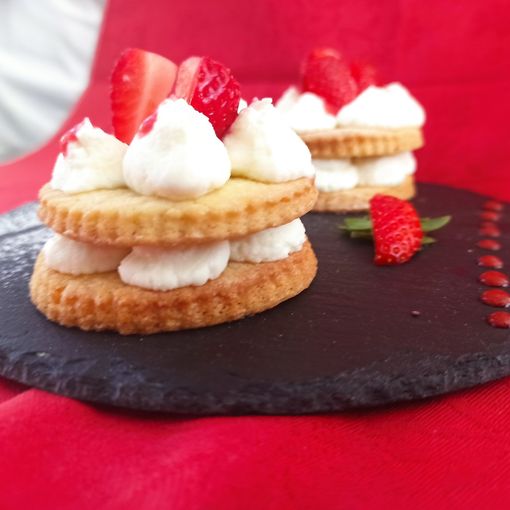 LA RICETTA - Piccola millefoglie di frolla con crema al mascarpone e fragole