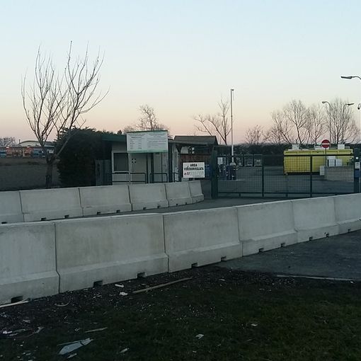 Pinerolo, barriere di cemento davanti all'ecoisola per disincentivare il traffico illegale di ferro