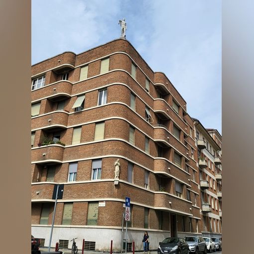 Quando un edificio manifesta la caduta di un'epoca storica: Casa Riva