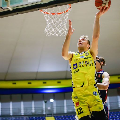 Giocatore di basket in azione