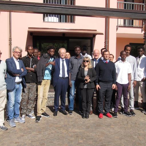 Il prefetto a Chivasso incontra i profughi nella villa confiscata