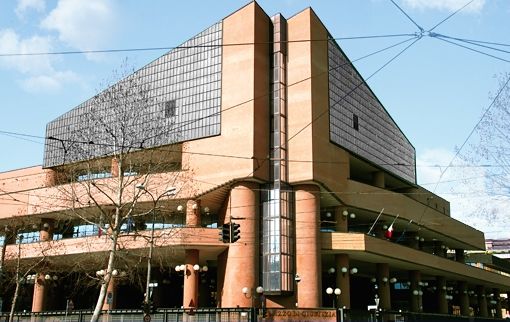 Corruzione anche per saltare la coda in Questura