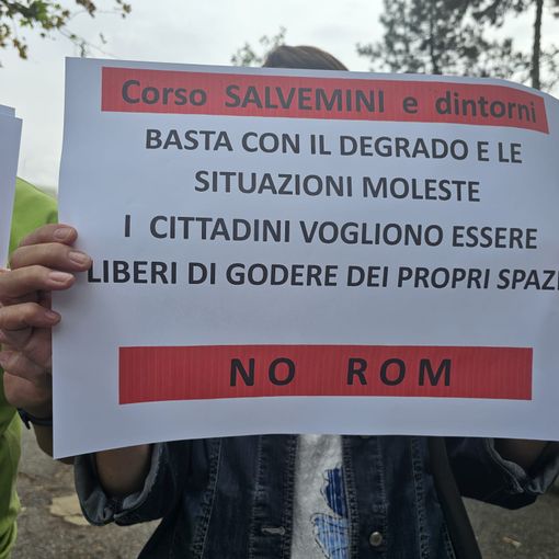 Spazzatura, criminalità e alloggi occupati. &quot;Basta rom in corso Salvemini&quot;: i residenti incontrano il sindaco
