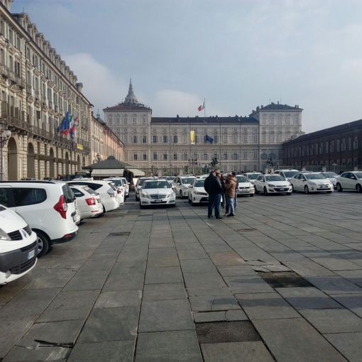 Protesta taxi parcheggiati in piazza Castello Protesta taxi parcheggiati in piazza Castello