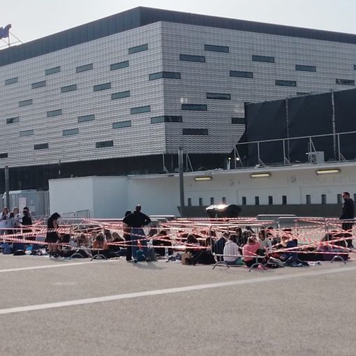 A Torino è già Mengoni-mania. Fans in coda dalle prime ore di questa mattina al Pala Alpitour