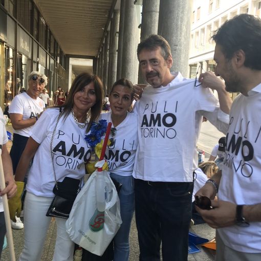 I volontari puliscono il centro di Torino, Unia: “Iniziativa lodevole, li incontrerò” [VIDEO]