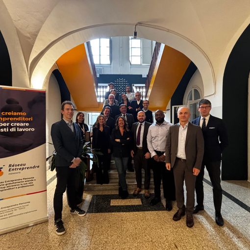 foto di gruppo di persone in piedi