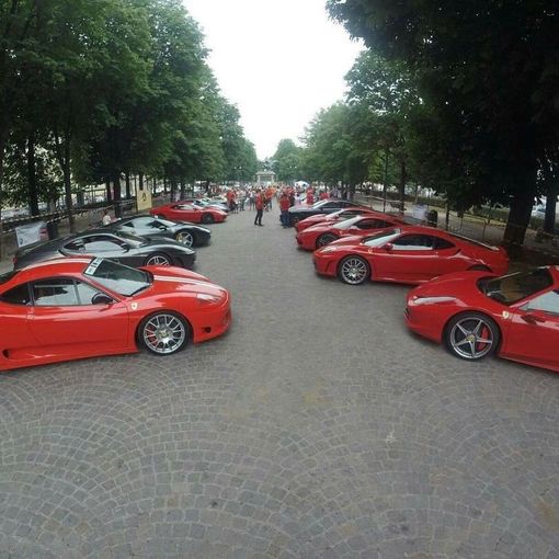 Tanto rosso Ferrari e tanta solidarietà il 7 luglio 2017 a Torino in Piazza Solferino