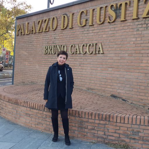 Rachele Sacco di fronte al tribunale di Torino