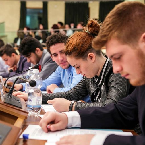 &quot;Un consiglio per crescere&quot;: la Regione presenta i bandi di concorso e le iniziative per i giovani (VIDEO)