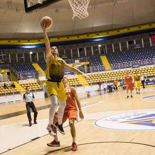 giocatori della Reale Mutua Basket in azione