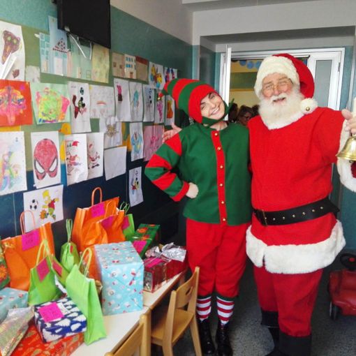 I bambini del Regina Margherita ricevono i regali da Babbo Natale e dall'elfo di Mondojuve