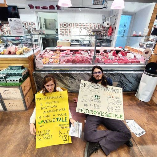 Protesta di Ribellione Animale in alcuni supermercati di Torino per chiedere un sistema alimentare a base vegetale