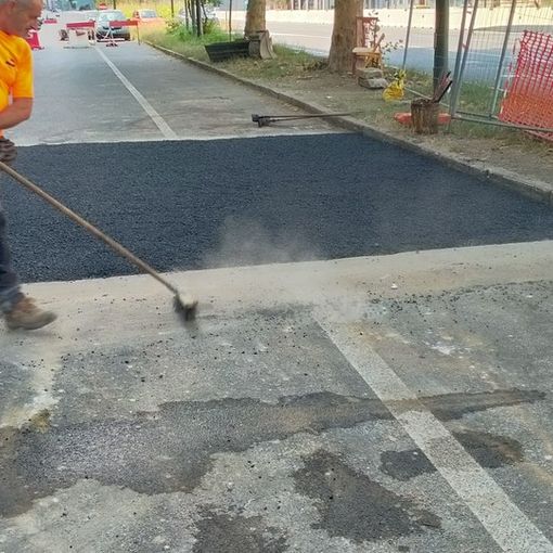 Riparata finalmente la grossa buca di corso Grosseto