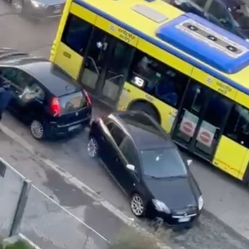 Prima la rissa, poi gli incendi. L’ultima faida rom spaventa le famiglie: “Basta, dateci l’esercito” [VIDEO]