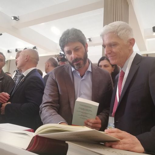 Al Salone tutti a caccia di Fico: &quot;Non parlo di governo, ma sono ottimista nella vita&quot;