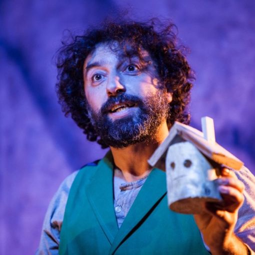 Roberto Maria Macchi, che porta in scena Vita e avventure di Babbo Natale al Teatro Concordia