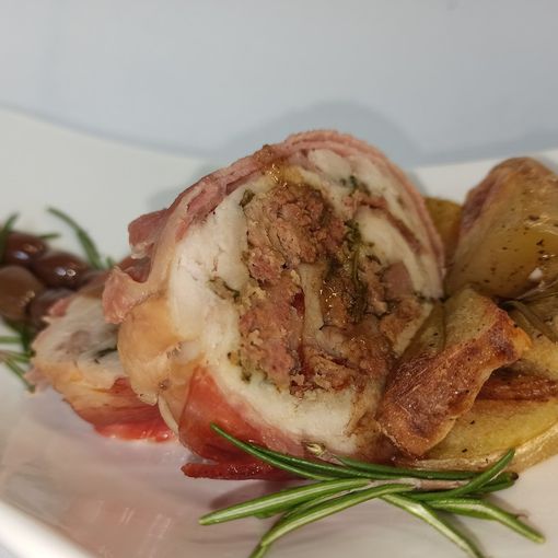 Rolata di coniglio bardata al bacon contornata di patate al forno