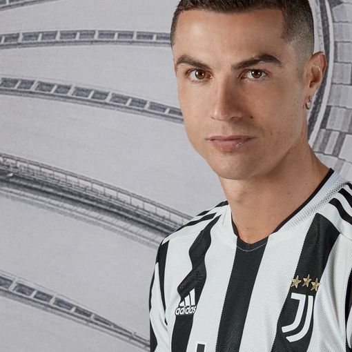 Ronaldo e Dybala protagonisti del lancio della nuova maglia Juve (foto tratte dal sito ufficiale bianconero)