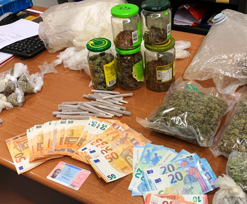 Trovato in possesso di diversi pacchetti di “sigarette di marijuana”: arrestato
