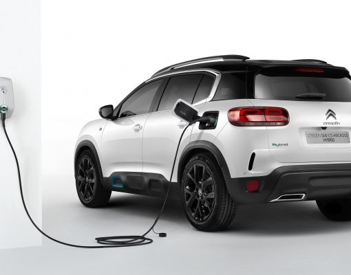Suv Citroën C5 Aircross Hybrid: con il cavo da 7,4 kw la ricarica è semplice e veloce