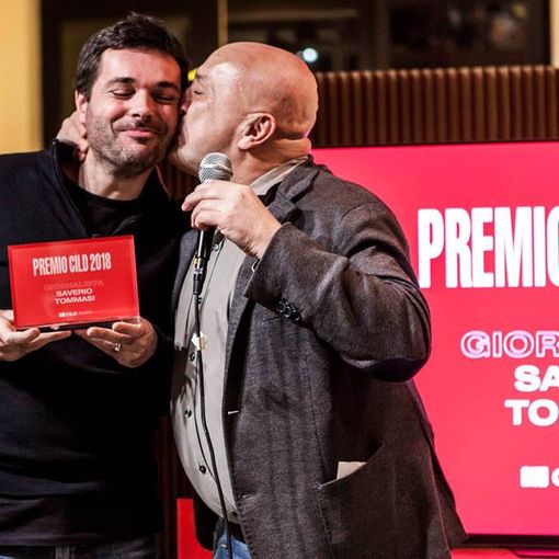 Saverio Tommasi dialoga con i giovani a Pinerolo