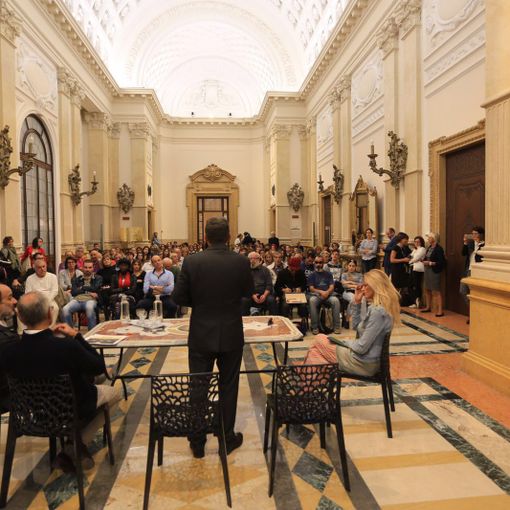 Al via ScatTO, corso-concorso fotografico per i senzatetto: al vincitore un lavoro