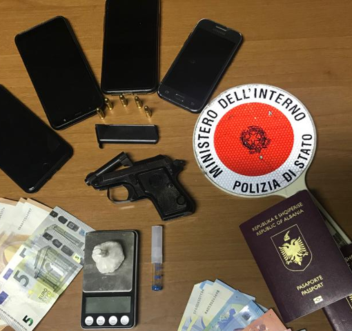 Blitz nella casa dei pusher: oltre alla droga la polizia trova anche una pistola. Due arresti