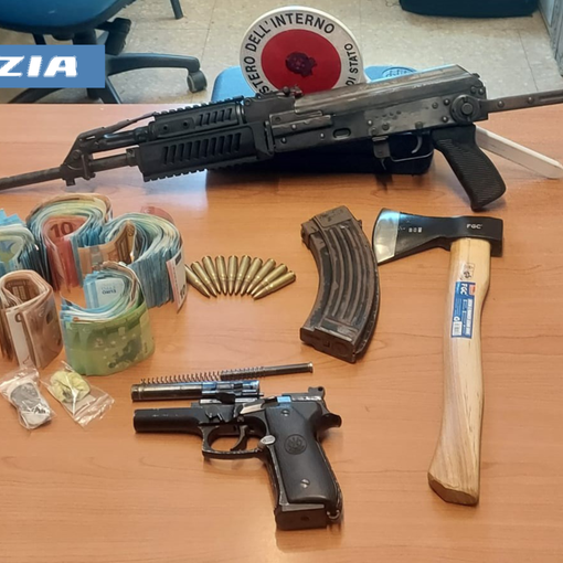 Auto fermata a Mirafiori, a bordo kalashnikov, un'ascia, proiettili e droga: scatta l'arresto per tre persone