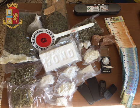 Trovato in casa con oltre un chilo di cocaina e 7 mila euro in contanti: un arresto a Mirafiori