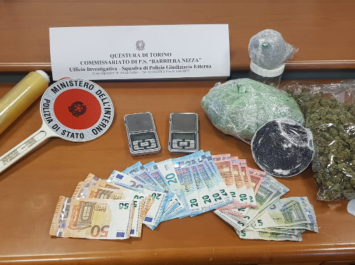 Giro di vite contro lo spaccio di droga: i poliziotti sequestrano mezzo chilo di marijuana