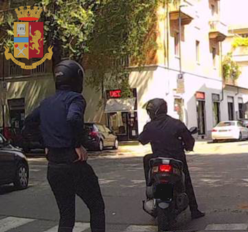 Un episodio di rapina avvenuto a luglio, ripreso dalla telecamera dell'auto della vittima