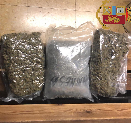 Scambiato per ladro, viene comunque arrestato: nel borsone nascondeva oltre 3 kg di droga
