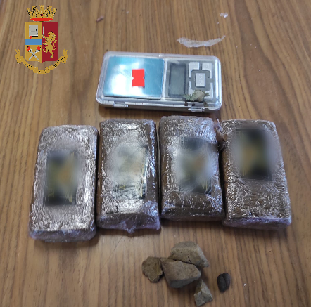 Blitz a Ponte Mosca, i cani antidroga trovano panetti di hashish e marijuana per 450 grammi