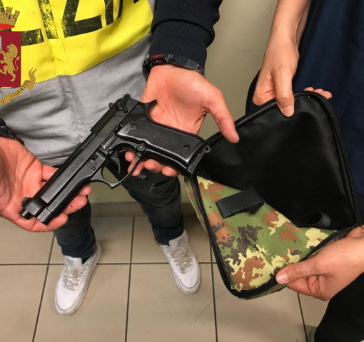 Ruba una moto e cerca di venderla online, minorenne (trovato in possesso anche di una pistola a salve) denunciato dalla Polizia