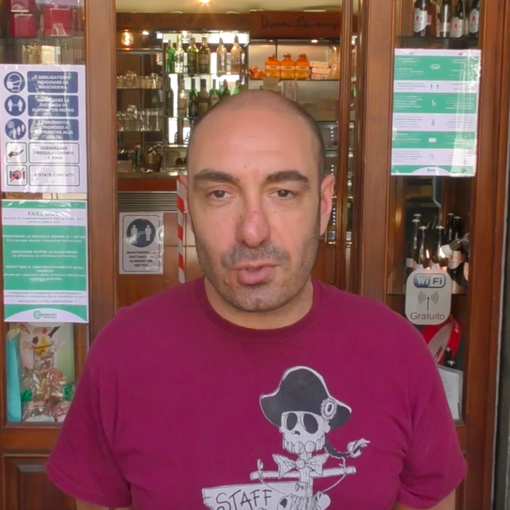 La solidarietà al bar, cliente paga il caffè 50 euro: “Tenga il resto, è un aiuto per la ripartenza” [VIDEO]