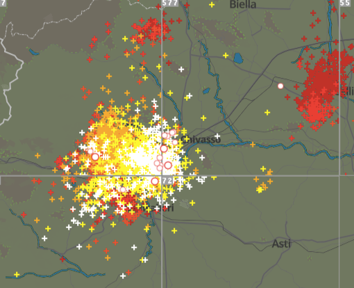 Tempesta di fulmini su Torino: migliaia di lampi illuminano il cielo sopra la città